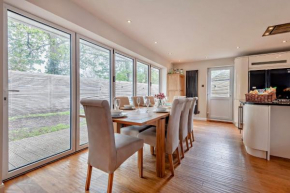 Oakwood Bungalow Christchurch Sleeps 8